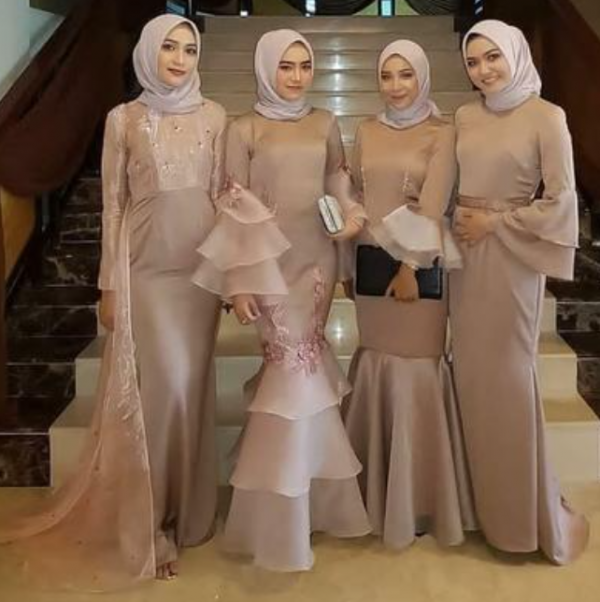 Gaun bridesmaid dengan detail ruffle